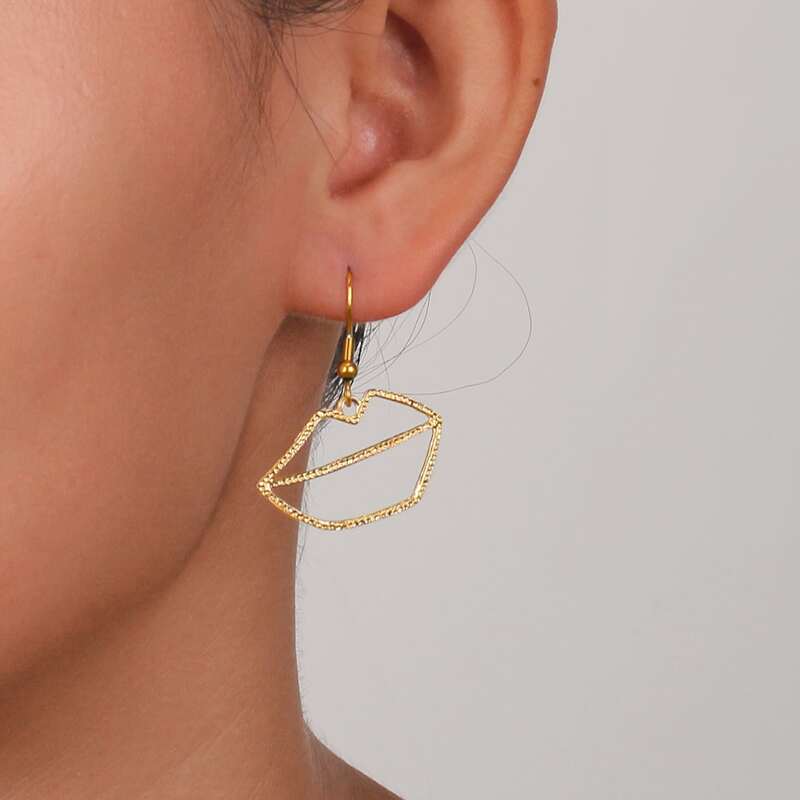 

Lip Design Drop Earrings, Gold