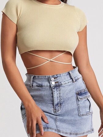 لباس علوي محبوك قصير بلون موحد وبحافة متقاطع