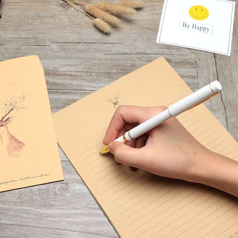 

11pcs Deer Print Random Writing Paper & Envelope Set, Multicolor