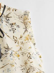 SHEIN VCAY 大碼褶邊繫帶領花卉上衣 - 彩色 - 查看 3