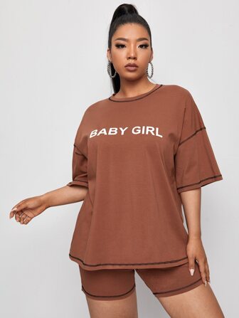 طقم سروال قصير بيكر مقاس كبير مع لباس علوي بجرافيك عبارة بغرز متباين