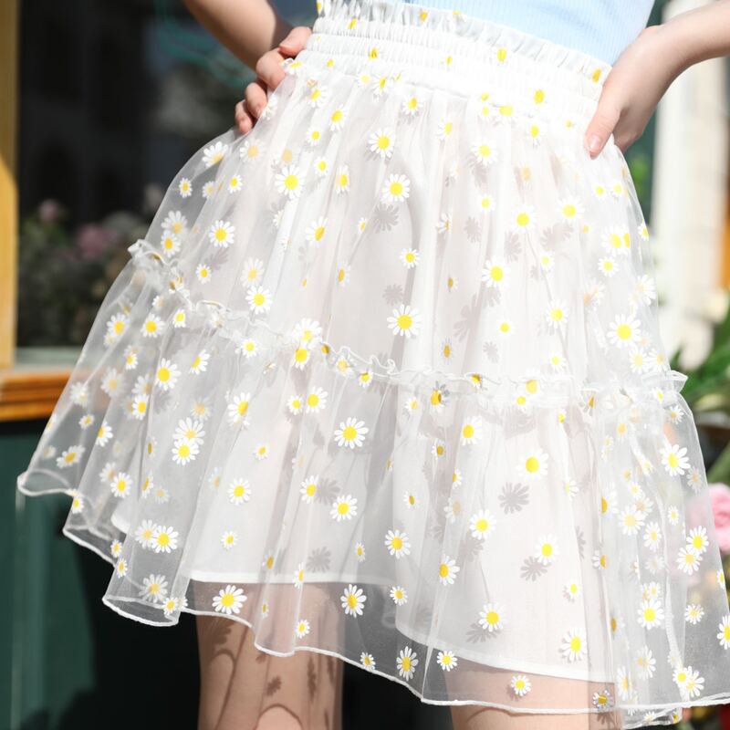 

Daisy Floral Popover Mesh Tiered Skirt, White