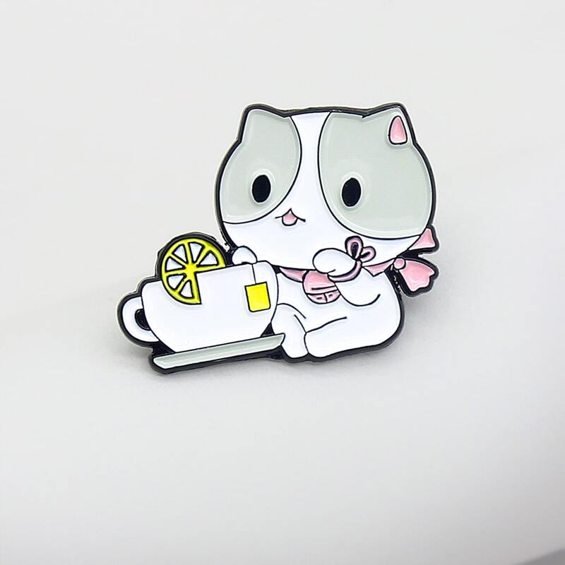 

Cartoon Cat Design Brooch, Multicolor