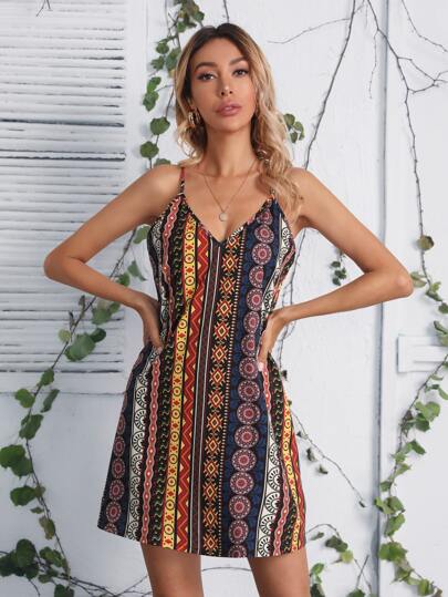 فستان كامي بعنق V متدلي وبطباعة هندسي