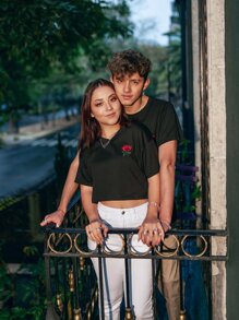 SHEIN EZwear Camiseta con cuello en V con abertura y parche de rosa - Negro - Ver 1