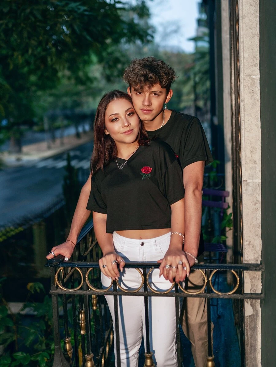 SHEIN EZwear Camiseta con cuello en V con abertura y parche de rosa - Negro - Ver 1