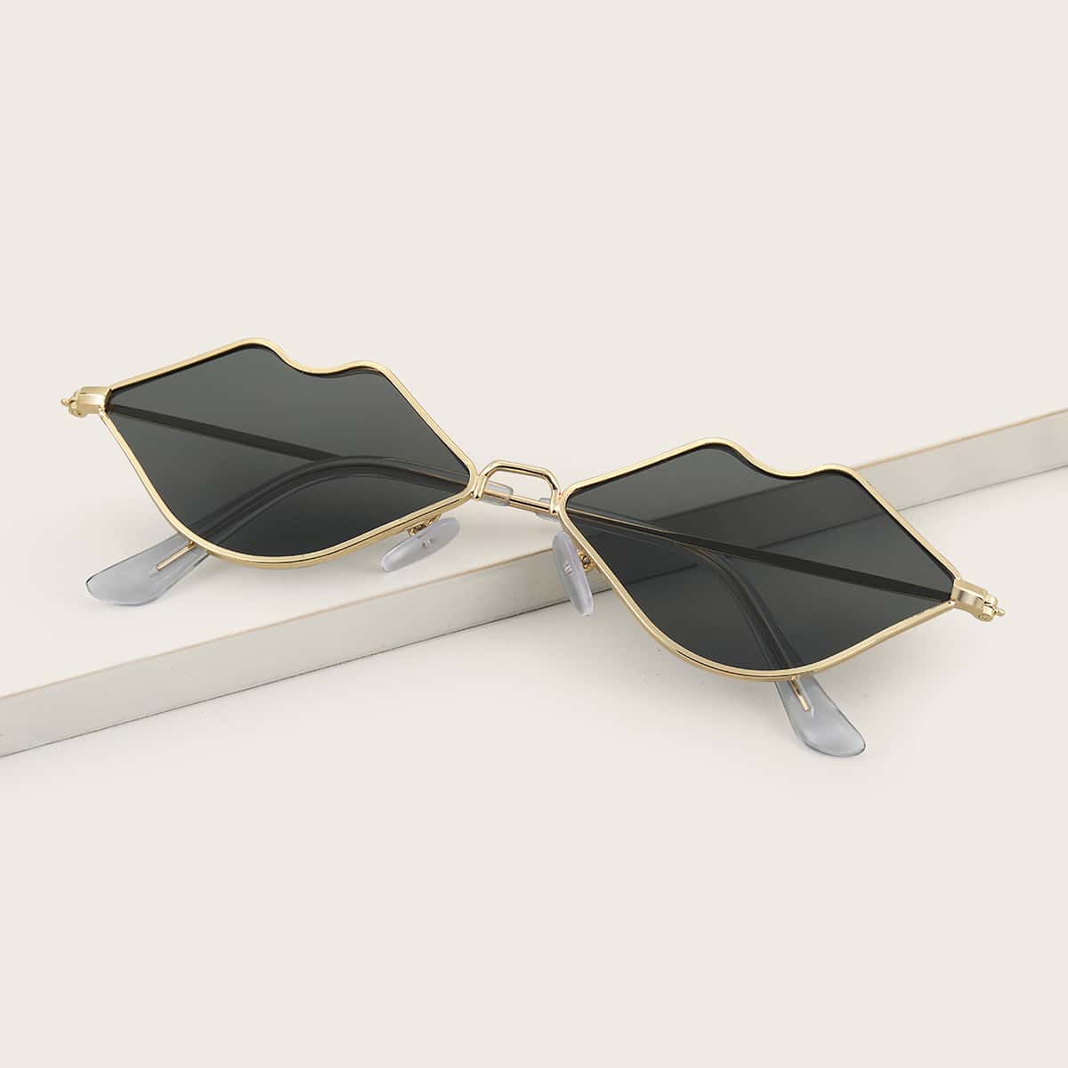 

Lips Frame Sunglasses