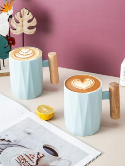 1个带木柄的水杯 回到学校