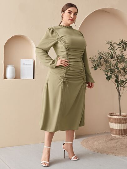 فستان بلون موحد برباط مكشكش وبياقة ملائم مقاس كبير