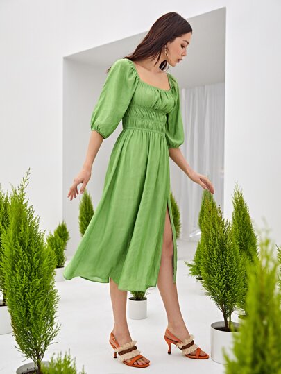 فستان بأكمام فانوس مدرز وبفخذ مشقوق