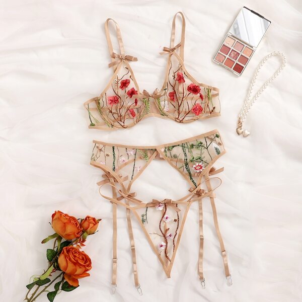 

Plus Embroidered Mesh Underwire Garter Lingerie Set, Multicolor