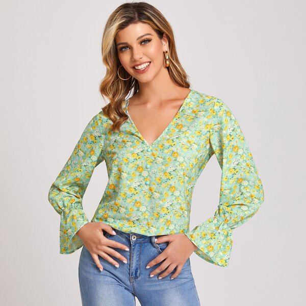 

Allover Floral Print Bell Sleeve Top, Mint green