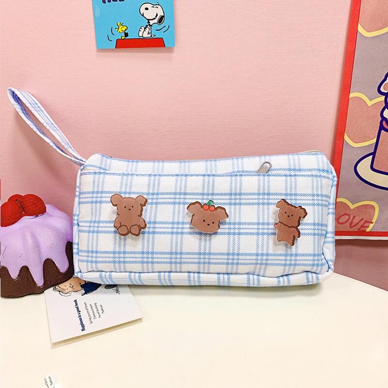 

1pc Plaid Pattern Random Pencil Bag With Brooch, Multicolor