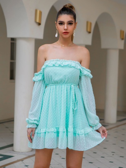 Double Crazy فستان شيفون بنقاط سويسري بحافة مكشكش ومكشوف الاكتاف