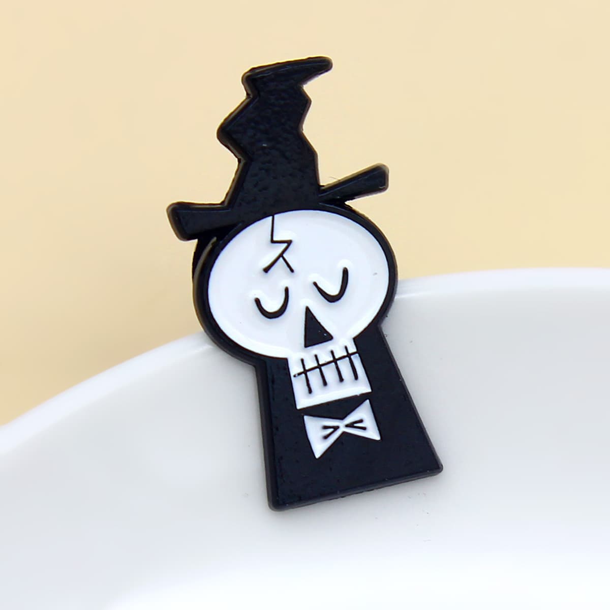 

Skull Design Brooch, Black and white