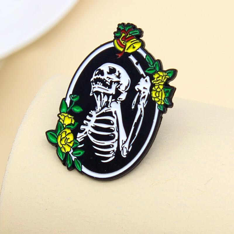 

Skull Design Brooch, Multicolor