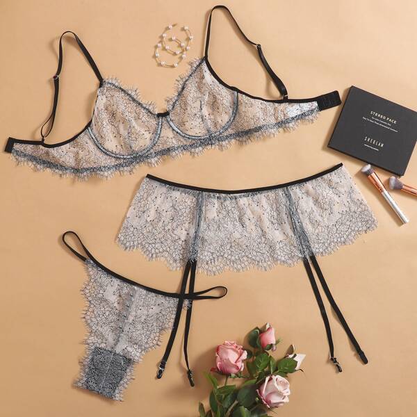 

Plus Floral Lace Underwire Garter Lingerie Set, White