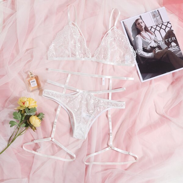 

Plus Floral Lace Garter Lingerie Set, White