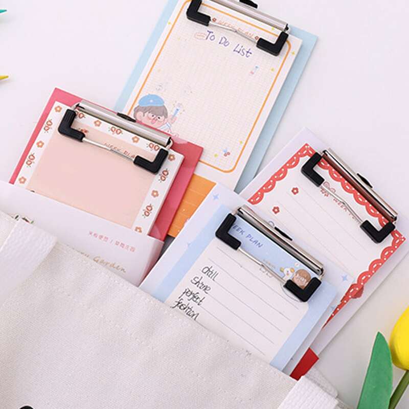 

1pc Cartoon Graphic Random Notepad With Clipboard, Multicolor