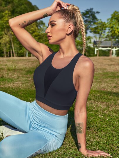 Спортивный бюстгальтер с сетчатой вставкой