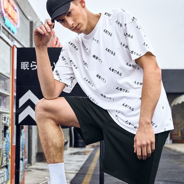 

Men Drop Shoulder Japanese Letter Graphic Top and Shorts Set, Black and white