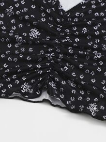 SHEIN Qutie V領抽褶細節木耳邊小碎花短款T恤