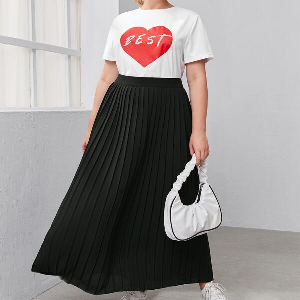 

Plus Letter and Heart Print Tee and Pleated Skirt Set, Black and white