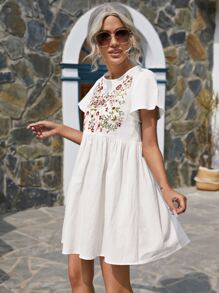 SHEIN 花卉刺繡連衣裙 - 白色 - 查看 3