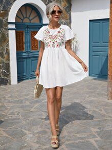 SHEIN 花卉刺繡連衣裙 - 白色 - 查看 5