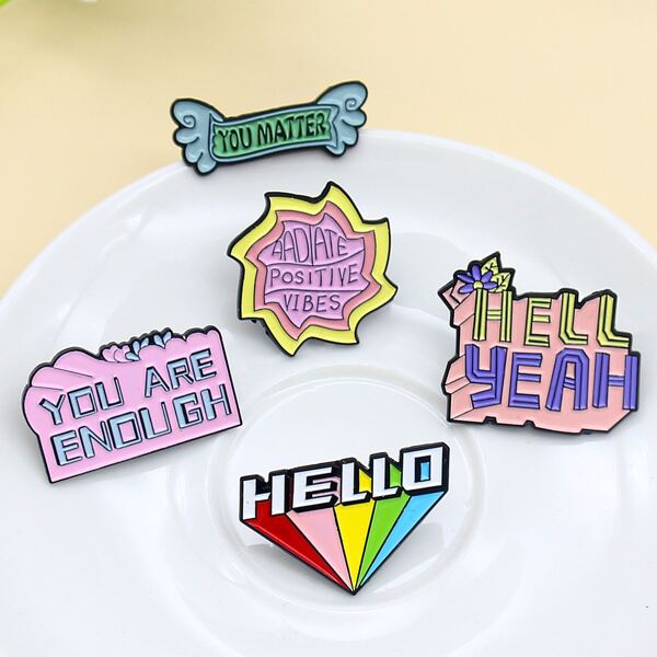 

5pcs Letter Engraved Brooch, Multicolor