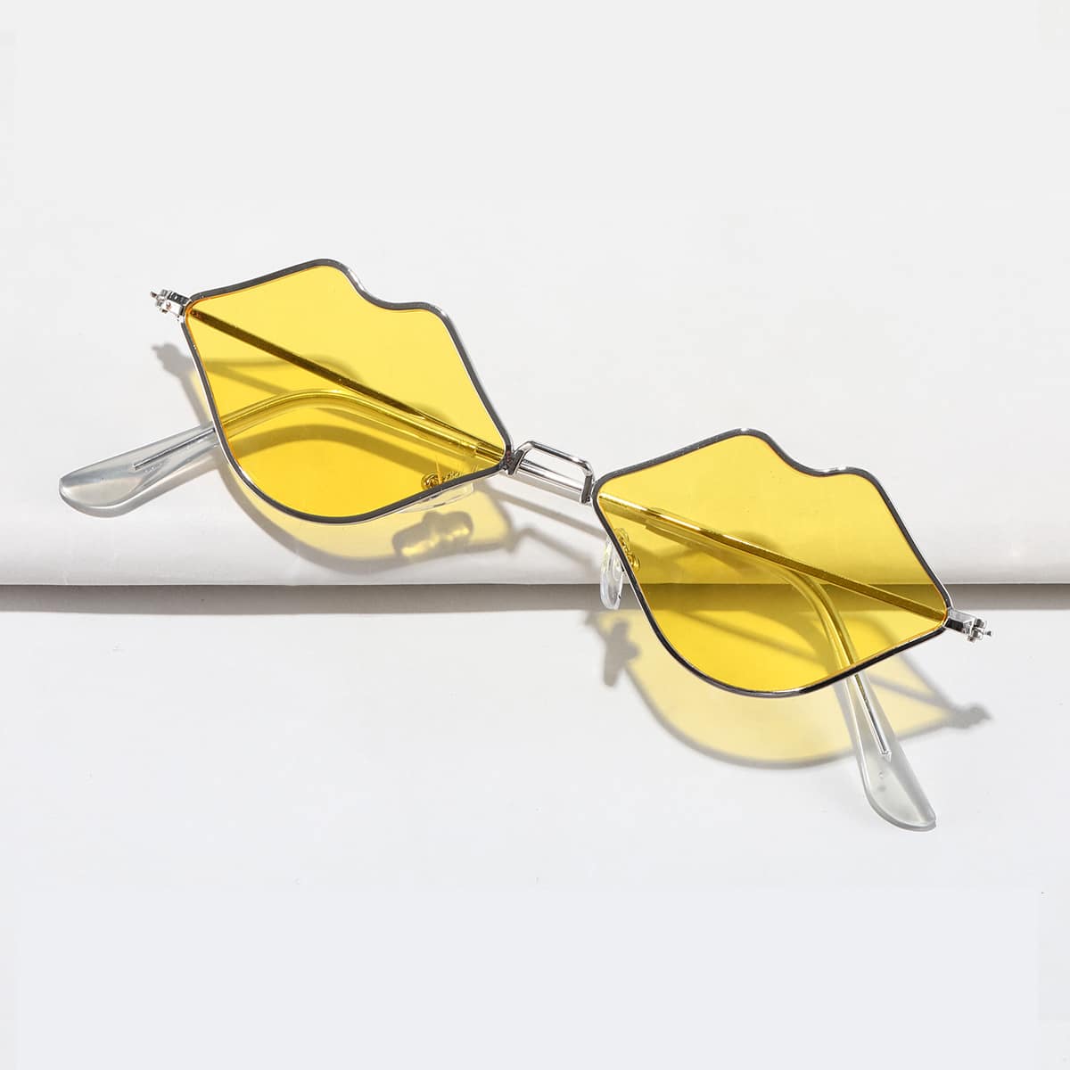 

Metal Lips Frame Sunglasses