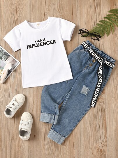 قميص قصير برسالة لفتاة صغيرة مع جينز ممزق