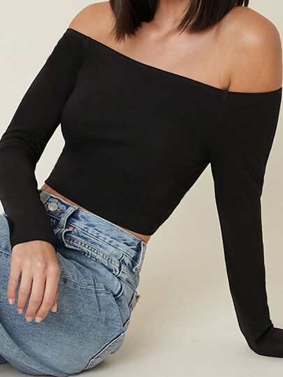 Top corto a costine con spalle scoperte aderente