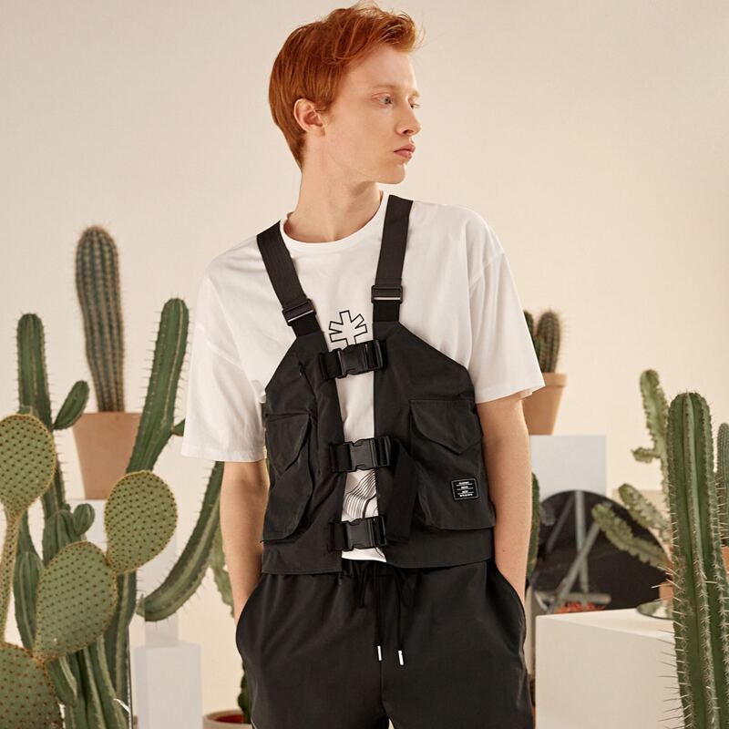 

Guys Letter Patched Buckle Strap Vest Jacket, Black
