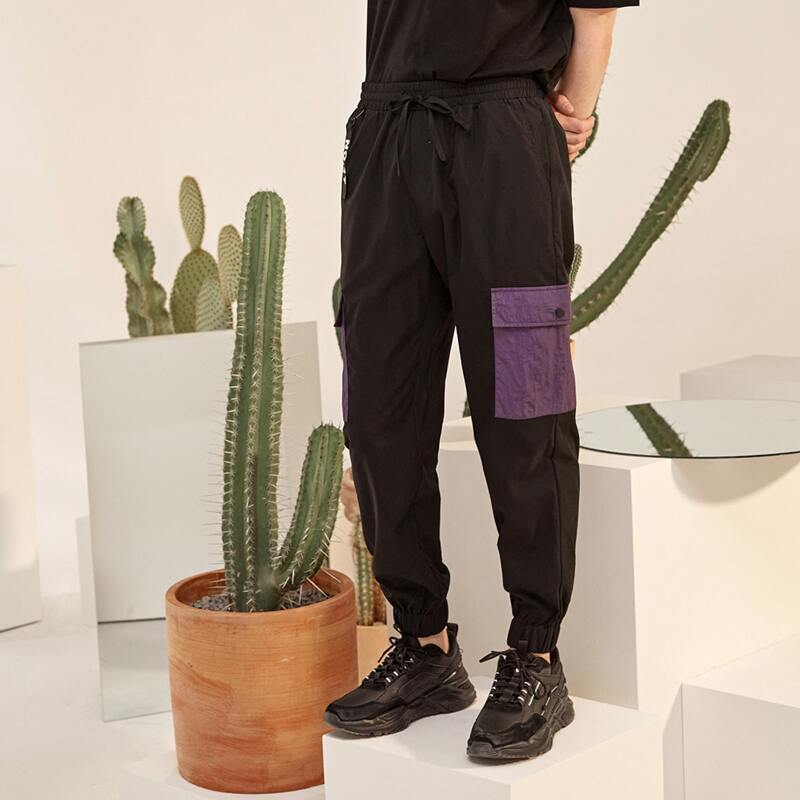 

Guys Contrast Flap Pocket Letter Tape Cargo Pants, Black