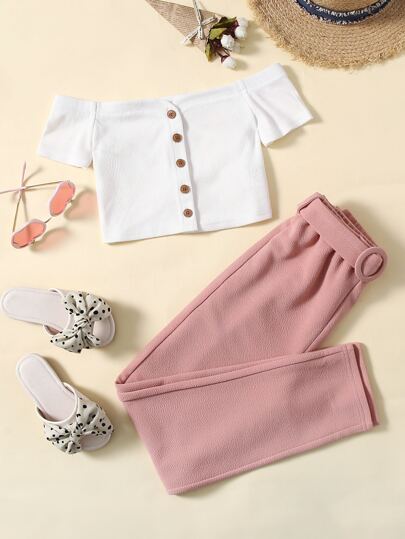 طقم بنطلون بحزام مع لباس علوي بازرار ومكشوف الاكتاف للبنات