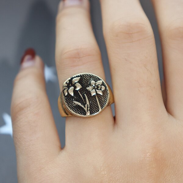 

Flower Engraved Ring, Gold