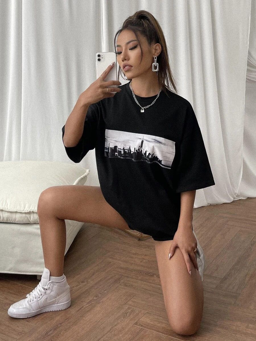 SHEIN Unity تي شيرت منخفض الاكتاف بطباعة جرافيك