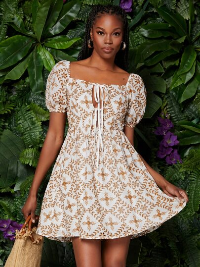 فستان بطباعة نباتات شامل بربطة أمامي وباكمام منتفخة