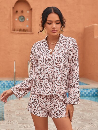 بلوزة بأزرار بعنق مطوي مسنن نمط الفهد