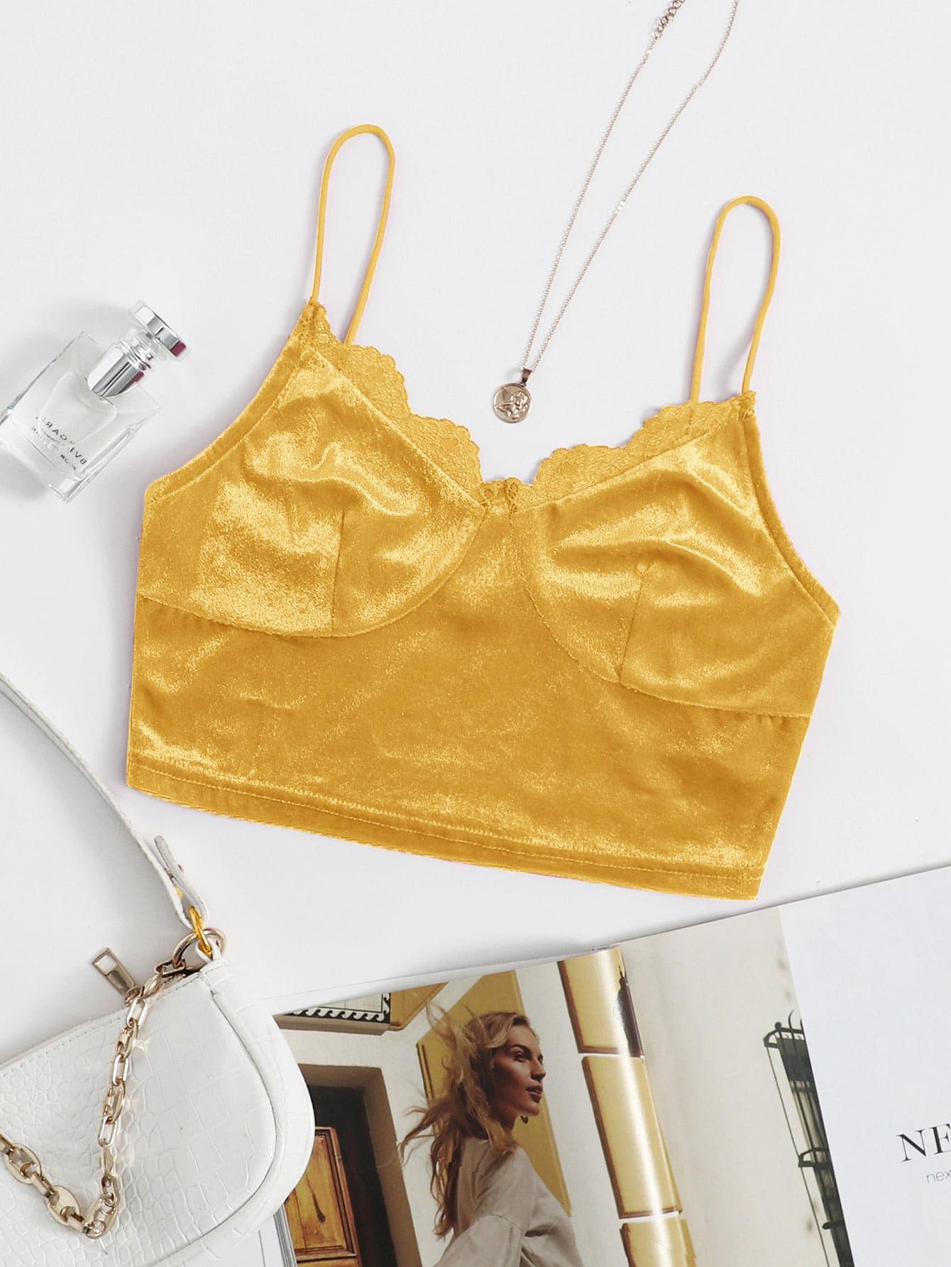 SHEIN Top de tirantes corto de terciopelo ribete con encaje - Amarillo - Ver 1