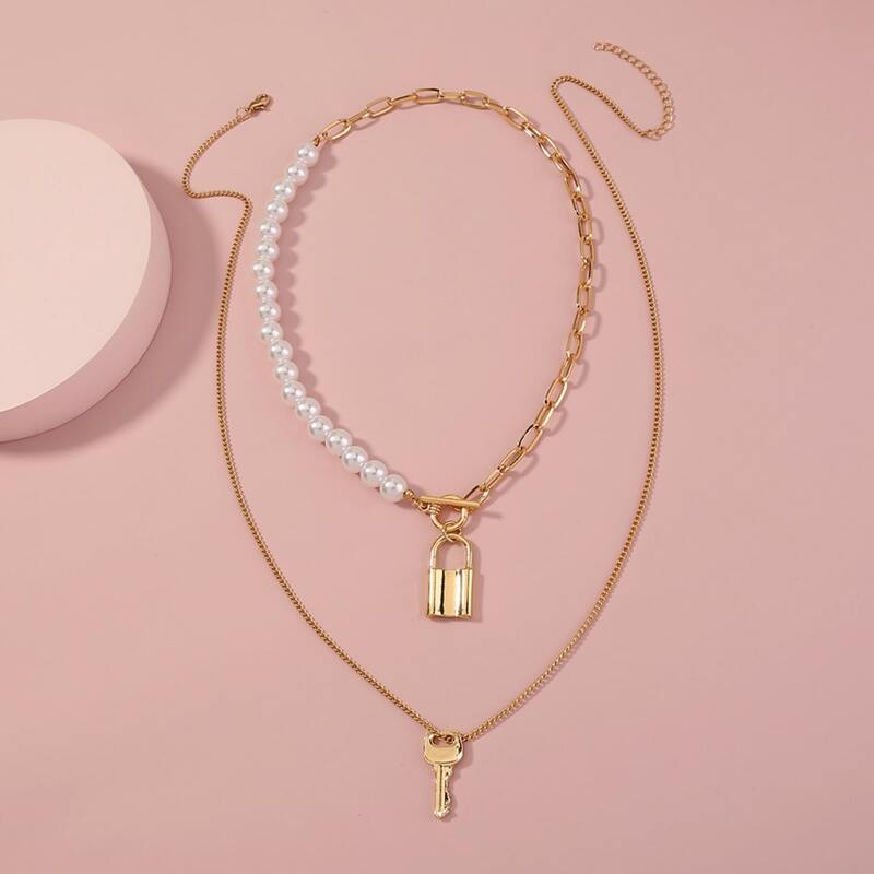 

2pcs Faux Pearl Decor Lock Charm Necklace, Gold