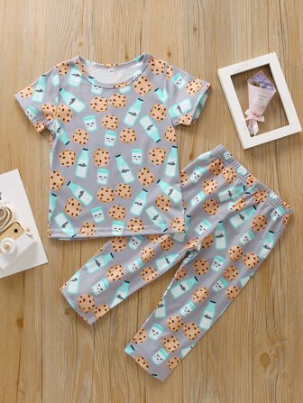 تي شيرت للصغار بطباعة بسكويت وحليب مع بنطلون