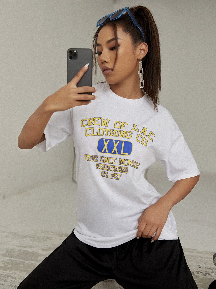 Camiseta con estampado de letra de hombros caídos