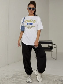 Camiseta con estampado de letra de hombros caídos