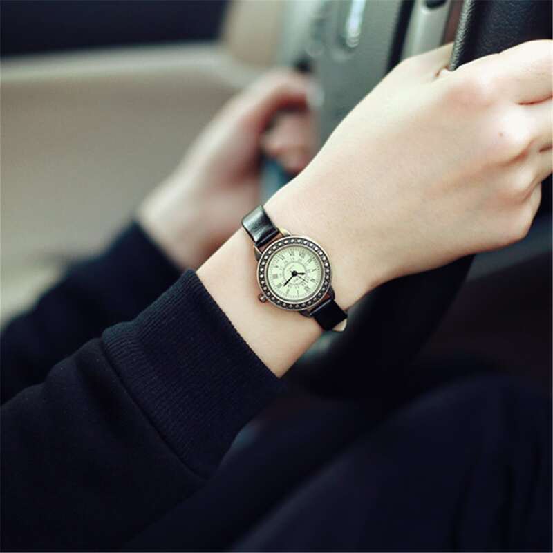 

Vintage Round Pointer Quartz Watch