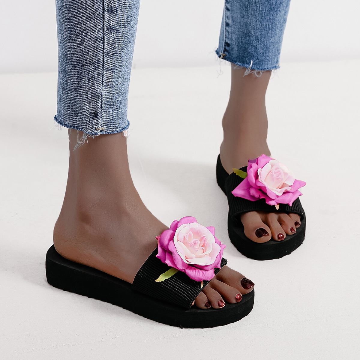 с аппликацией Со цветочками Отпуск Тапочки и вьетнамки