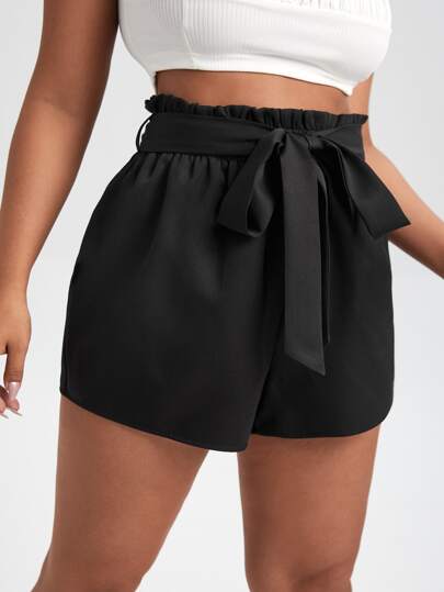 سروال قصير مكشكش ورقي مقاس كبير بحزام بلون موحد