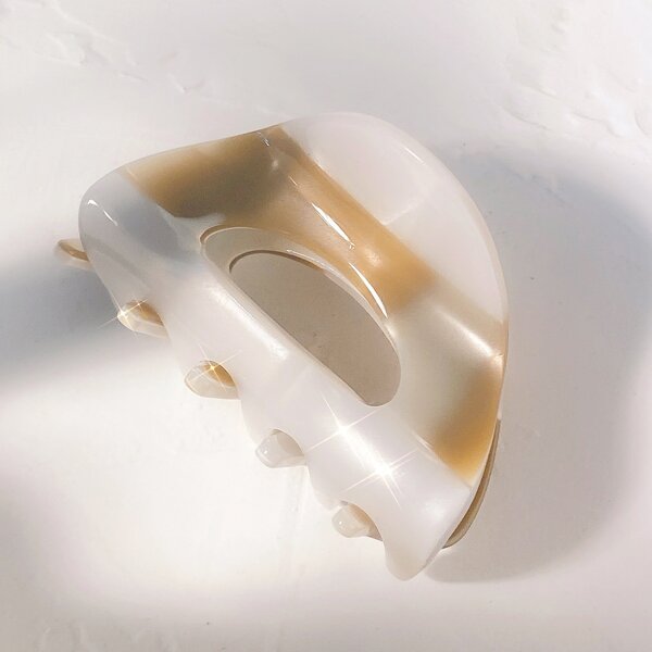

Acetic Acid Hair Claw, Beige