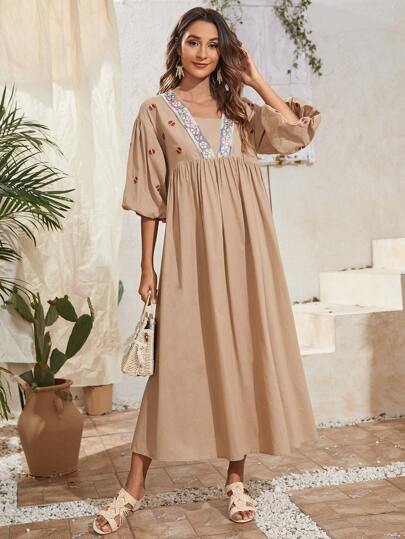 فستان باكمام فانوس وبشريط امامي مطرز بزهر